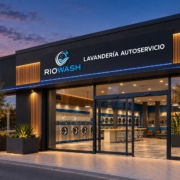 Fachada de lavandería autoservicio Riowash con acabados negros, madera e iluminación azul