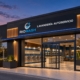 Fachada de lavandería autoservicio Riowash con acabados negros, madera e iluminación azul